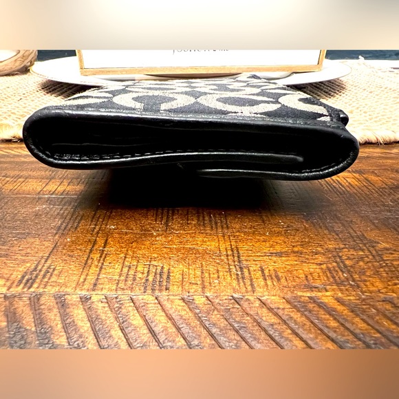 Coach wallet snap closure with zip compartment - Picture 4 of 12